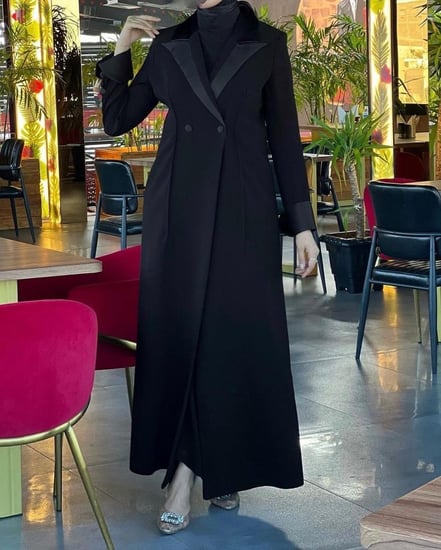 عباية ازرار تجمع بين التفاصيل الفاخرة والأسلوب البسيط