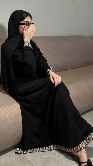 عباية قماش ملكي مزينة بتفاصيل دقيقة تزيد من أناقة التصميم