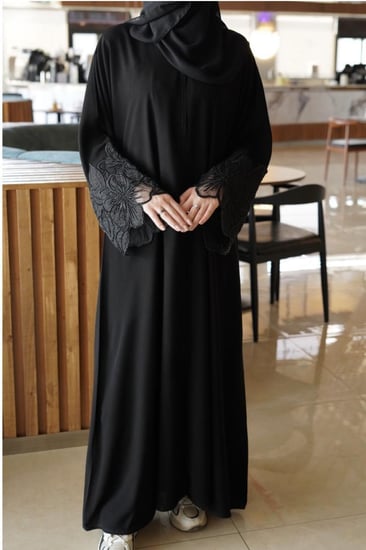 عباية جوبير علي الكم صممت لتبرز أناقتك بأسلوب فريد ومميز