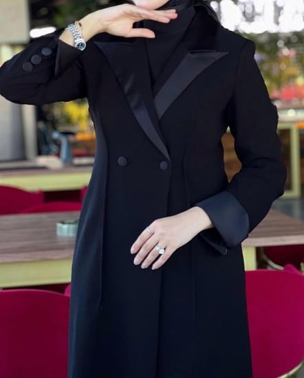 عباية ازرار تجمع بين التفاصيل الفاخرة والأسلوب البسيط