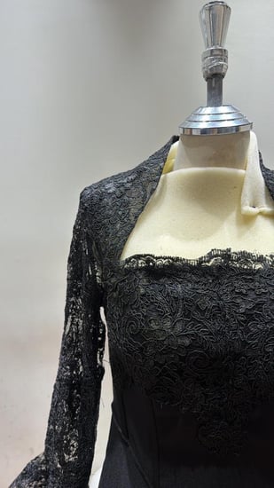 فستان تصميم R BOUTIQUE طلب مسبق لون اوفوايت