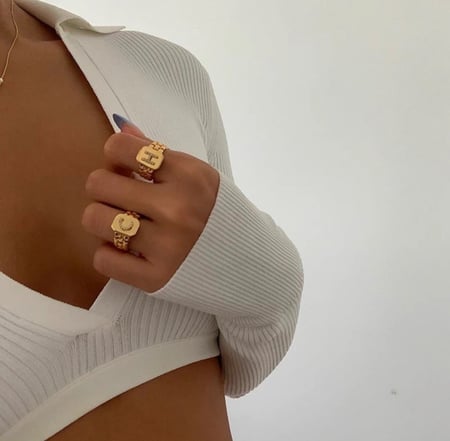 خاتم بالحرف ذهبي