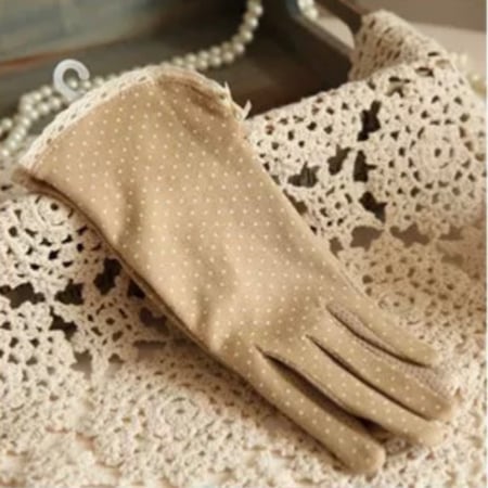 قفازات القيادة النسائية بأطراف مزينة بالكوروشيه الناعم عند المعصم