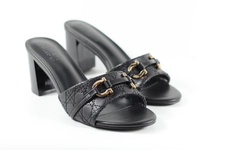 شبشب بكعب عريض