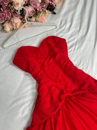 فستان احمر فخم