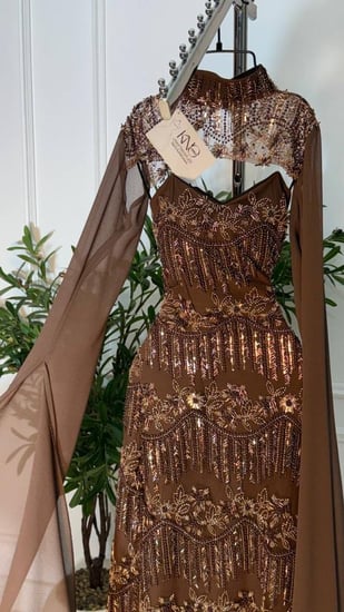 فستان جورجيت بني فاخر بتطريز شك يدوي