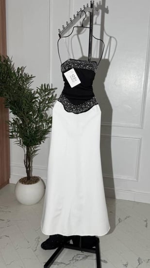 فستان سهرة أبيض وأسود فاخر بذيل خلفي مطرز