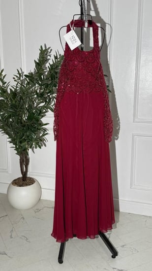 فستان عنابي أنيق يجمع بين خامة الشك اللامعة والجورجيت الناعم لإطلالة راقية وفاخرة.