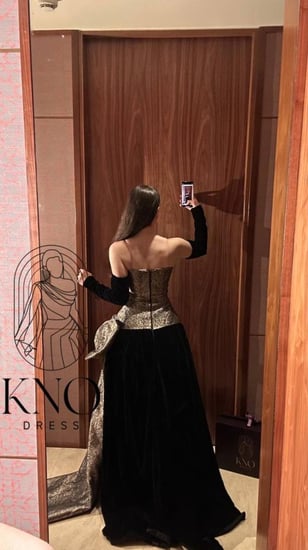 فستان سهرة جوخ جاكار فاخر بتصميم كورسيه وأكمام منفصلة