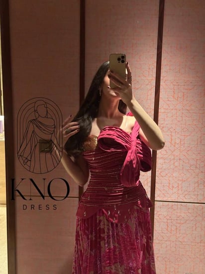 فستان فوشي مشجر جاكار فاخر بتطريز يدوي وانسيابية جذابة