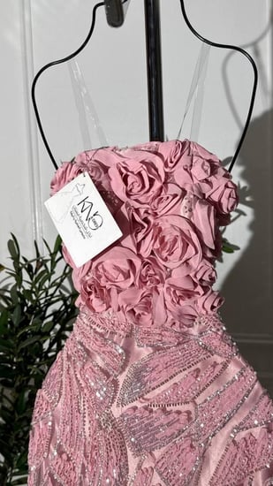 فستان سهرة طويل وردي فخم بتصميم ورود ثلاثية الأبعاد