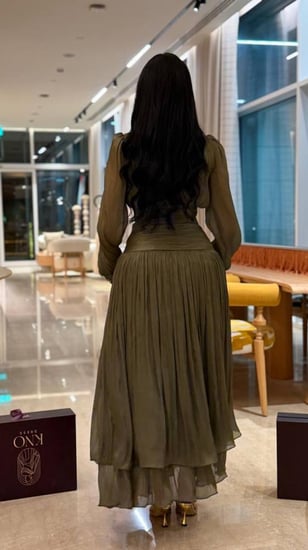 فستان كرنكل أنيق بأزرار فاخرة… لمسة كلاسيكية بروح عصرية