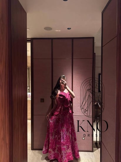 فستان فوشي مشجر جاكار فاخر بتطريز يدوي وانسيابية جذابة