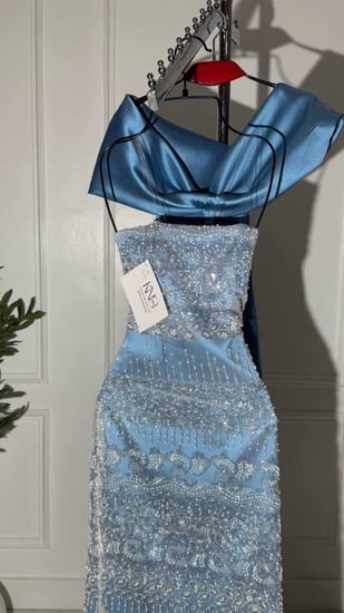 فستان سهرة سماوي طويل مع شك بأكمام مكشوفة