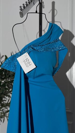 فستان باربي بترولي فاخر مزين بفصوص ولؤلؤ