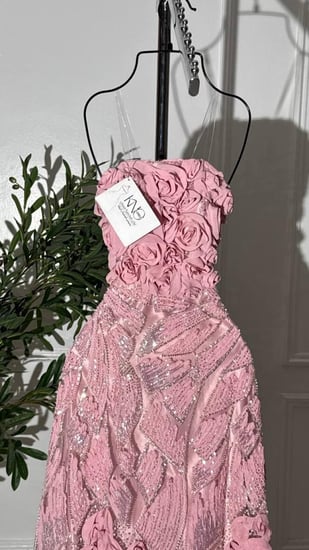 فستان سهرة طويل وردي فخم بتصميم ورود ثلاثية الأبعاد