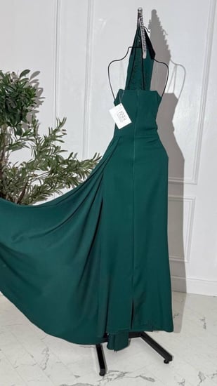 فستان اخضر بتطريز مع ذيل جانبي