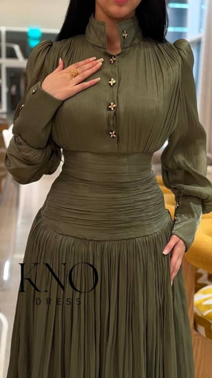 فستان كرنكل أنيق بأزرار فاخرة… لمسة كلاسيكية بروح عصرية