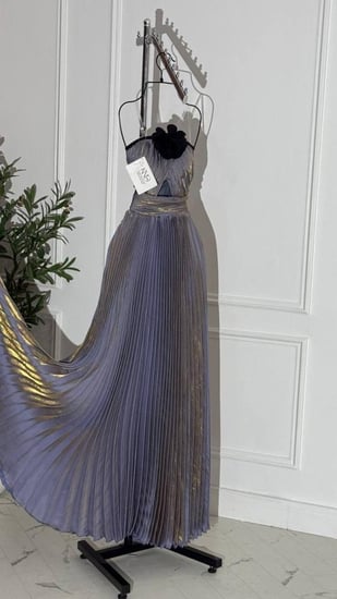 فستان سهرة كلوش بفتحة عند الصدر