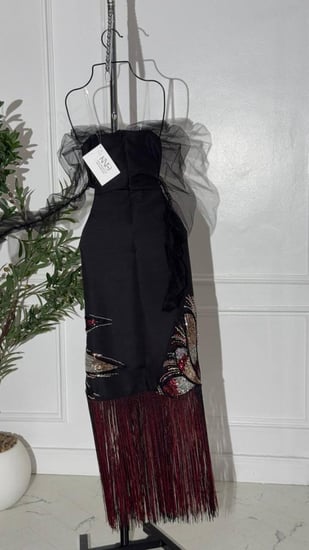 فستان اسود بأكمام تل مع هدب بالاسفل