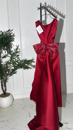 فستان سهرة ميكادو برغندي مع كلفة