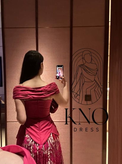 فستان فوشي مشجر جاكار فاخر بتطريز يدوي وانسيابية جذابة