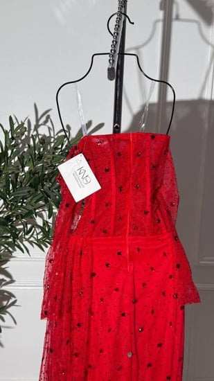 فستان تل فاخر بتطريز يدوي مباشر مزين بمرايات لامعة تمنح إطلالة راقية ومميزة