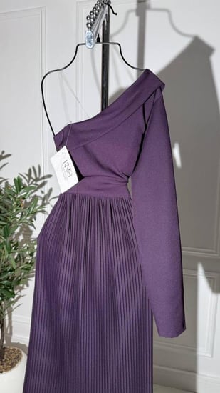 فستان ناعم بتكسيرات متطابقه صغيره