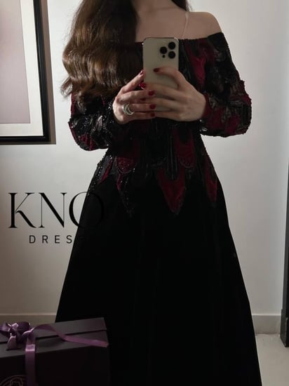 فستان جوخ فاخر مع كلفة مخمل وشك لامع بتفاصيل راقية