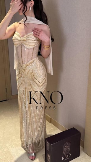 فستان  شك ذهبي فاخر خاص مع شال جورجيت ناعم بإطلالة أنيقة ومميزة