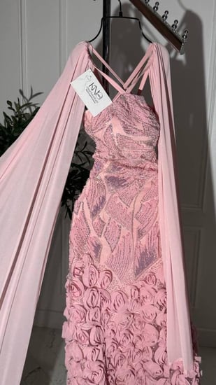 فستان سهره رودي ورود فاخرة مع شك وجورجيت مزين بالورود