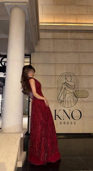 فستان سهرة عودي فاخر - كتف واحد بخطوط لامعة ولمسة باري