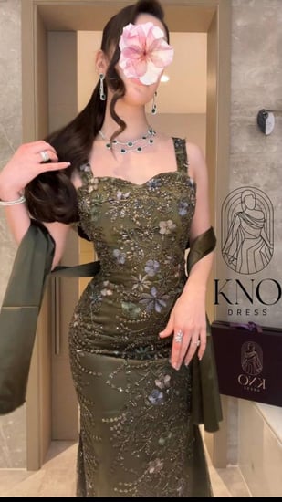 فستان سهرة تفتة مطرز بالخرز والورود الملونة – مقاسات متعددة