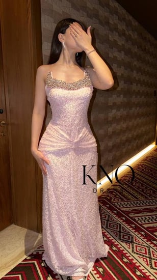 فستان سهرة دانتيل وردي بتطريز يدوي وتصميم انسيابي جذاب