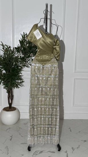 فستان تفته فاخر مزين بهدب شك لامع يمنح حركة راقية ولمعة فخمة