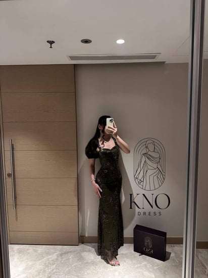 فستان سهرة تفتة مطرز بالخرز والورود الملونة – مقاسات متعددة