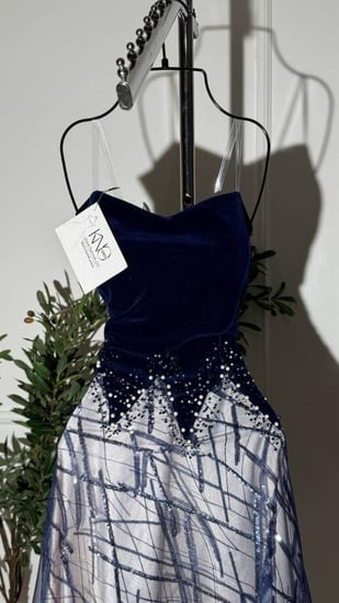 فستان جوخ شتوي مع شبك أنيق يضيف لمسة خفيفة وفاخرة