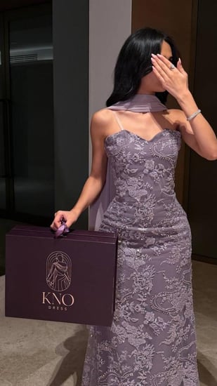 فستان تل فاخر بتطريز مورد بارز وشال جورجيت أنيق