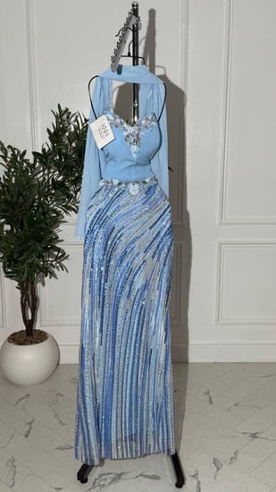 فستان بايري أزرق فاخر بتطريز يدوي ووشاح جورجيت