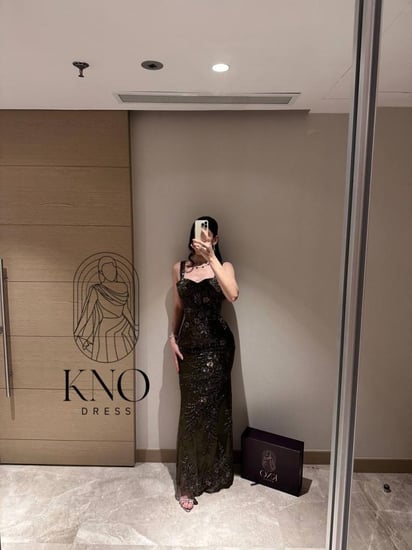 فستان سهرة تفتة مطرز بالخرز والورود الملونة – مقاسات متعددة