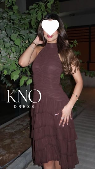 فستان بني بتصميم طبقات كشكش