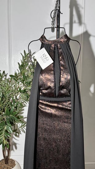 فستان ليزر مع جورجيت ولمسات كرستال تمنحه لمعانًا فاخرًا وأناقة مميزة