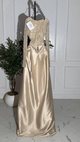فستان سهرة بيج طويل بتفته فاخرة مع دانتيل لول أنثوي بلمسة ملكية