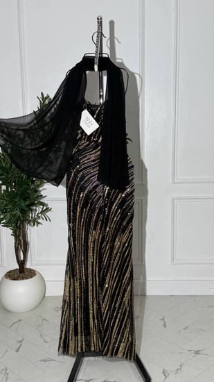 فستان بايري أسود ذهبي بتصميم كورسيه وتطريز شك يدوي وشال جورجيت