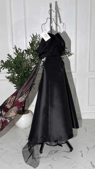 فستان سهرة أسود ميكادو فاخر مزين بشك مموج