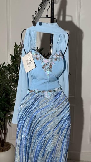 فستان بايري أزرق فاخر بتطريز يدوي ووشاح جورجيت