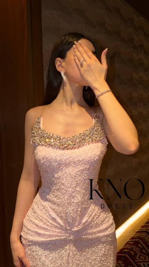 فستان سهرة دانتيل وردي بتطريز يدوي وتصميم انسيابي جذاب