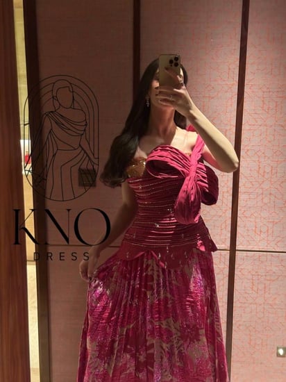 فستان فوشي مشجر جاكار فاخر بتطريز يدوي وانسيابية جذابة