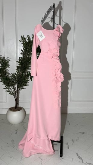 فستان باربي بينك أنيق مع تفاصيل ليزر فاخرة