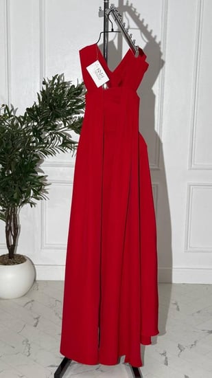 فستان باربي أحمر طويل بخامة فاخرة وتصميم كتف متقاطع أنيق